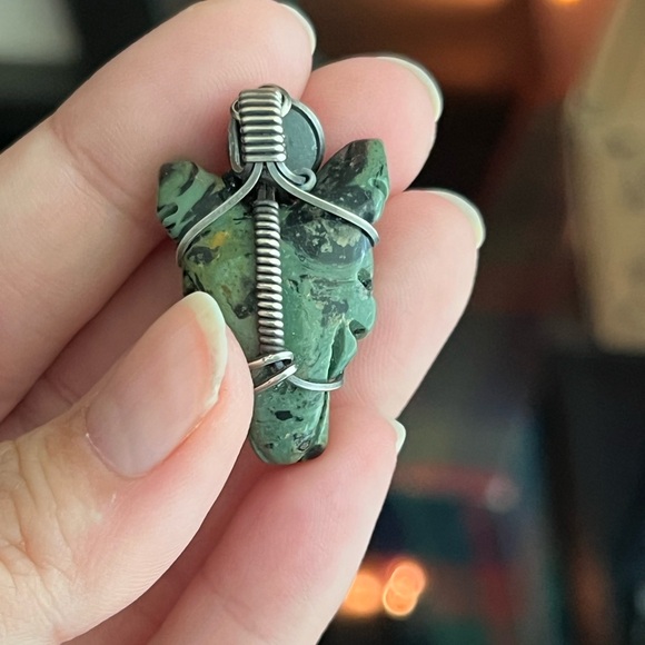 Kambaba Jasper wolf in antiqued sterling silver wire wrapped. - Picture 3 of 6